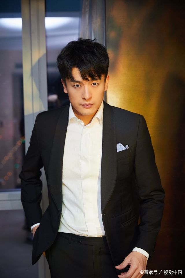 孙艺洲百合奖深情演唱秀歌喉 拍写真颜值能打帅气有型